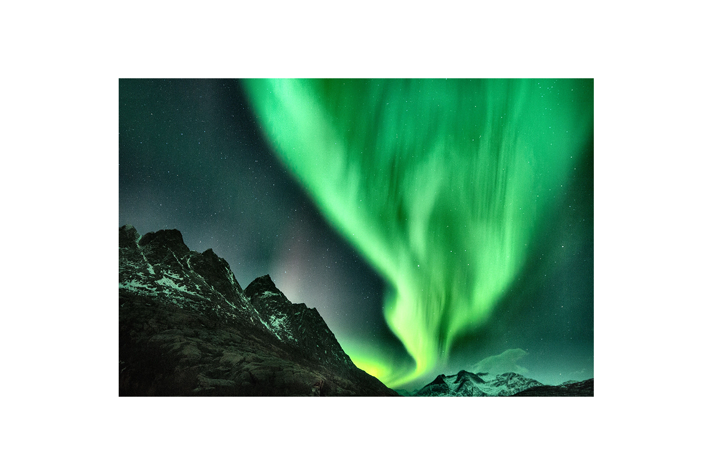 a vibrant green aurora dancing over jagged, snow-dusted mountain peaks, view, art, kanvas tablo